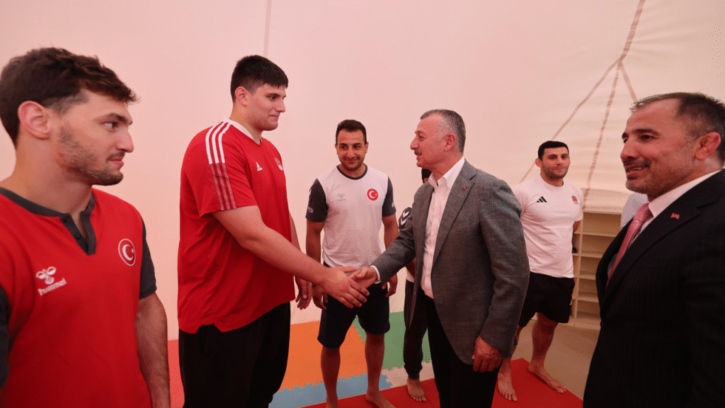 Spor Merkezinin açılışını Başkan Büyükakın yaptı; Emre Yazgan’ın adı bu salonda yaşatılıyor – Birlik Haber Ajansı