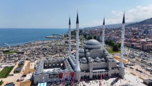 Doğu Karadeniz’in en büyük camisi Hanife Hatun Camii ibadete açıldı – Birlik Haber Ajansı