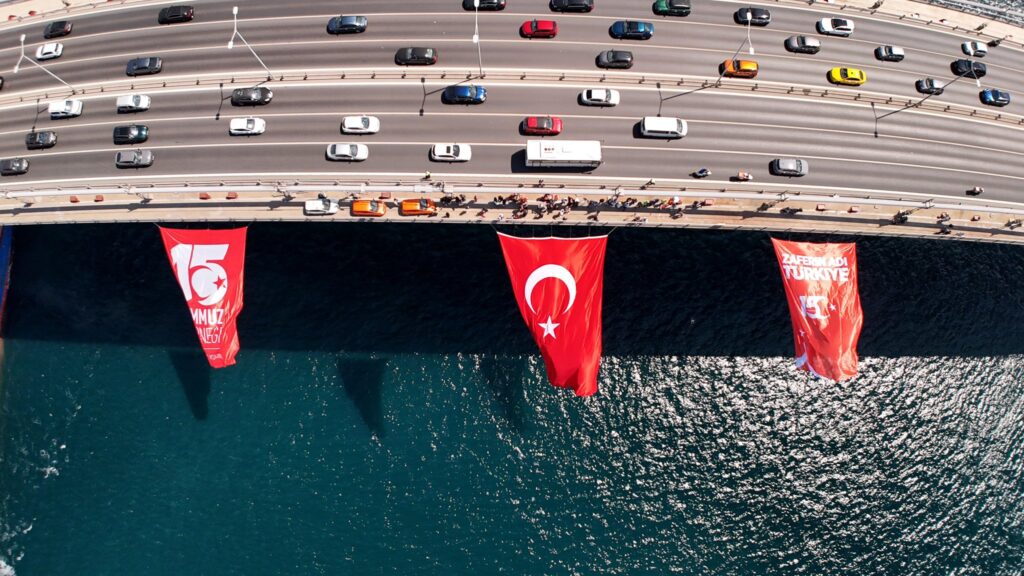 15 Temmuz’un 9. yılında İstanbul’da köprülere Türk Bayrağı asıldı – Birlik Haber Ajansı