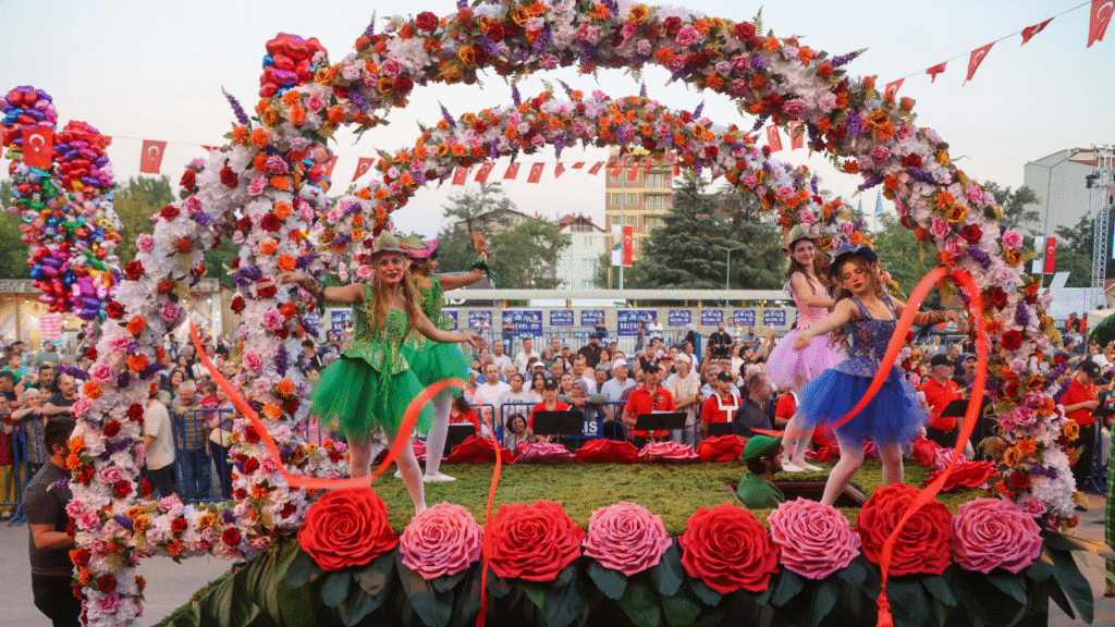 27. Eşme Turistik Kilim Kültür ve Sanat Festivali büyük bir coşkuyla başladı! – Birlik Haber Ajansı