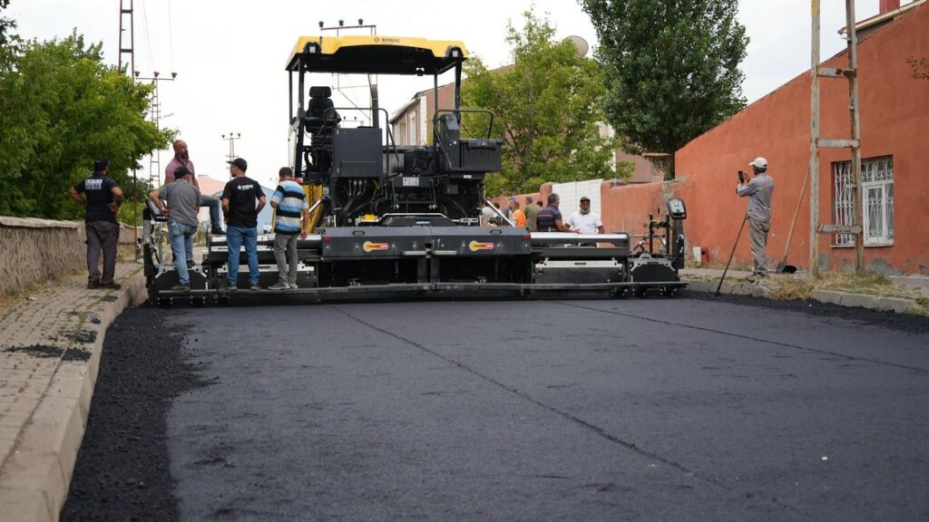 Kars Belediye Başkanı Ötügen Senger, asfalt çalışmalarını yerinde inceledi – Birlik Haber Ajansı