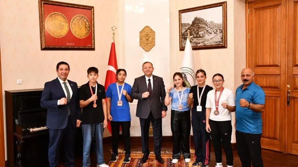 Kars Valisi Ziya Polat, Türkiye Şampiyonası’nda dereceye giren minik boksörleri makamında ağırladı – Birlik Haber Ajansı
