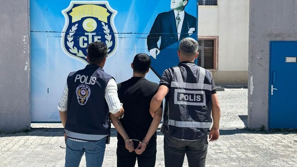 Kars’ta aranan şahıs sahte kimlikle yakalandı – Birlik Haber Ajansı