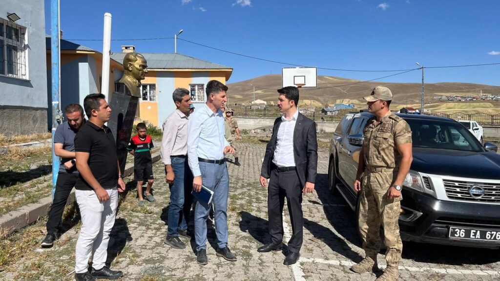 Digor Kaymakamı Kahraman’dan Türkmeşen Köyü okuluna ziyaret – Birlik Haber Ajansı