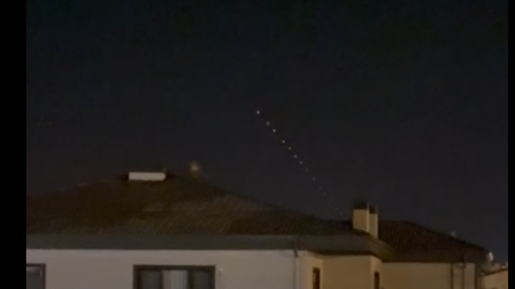 Gökyüzündeki sıralı ışıklar Aksaray’da şaşkınlık yarattı