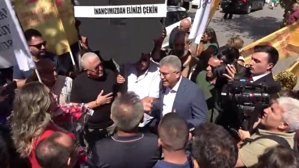 Esma Ersin siyah çelenkle gelen grubu çiçekle karşıladı – Birlik Haber Ajansı