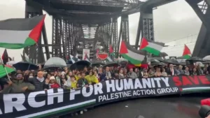 Avustralya’da 90 bin kişi Filistin’e destek için Sydney Köprüsü’nde yürüdü