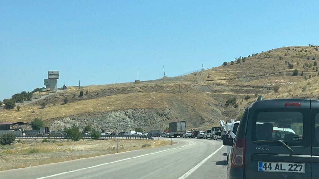 Elazığ-Pertek feribot iskelesinde kilometrelerce kuyruk oluştu – Birlik Haber Ajansı