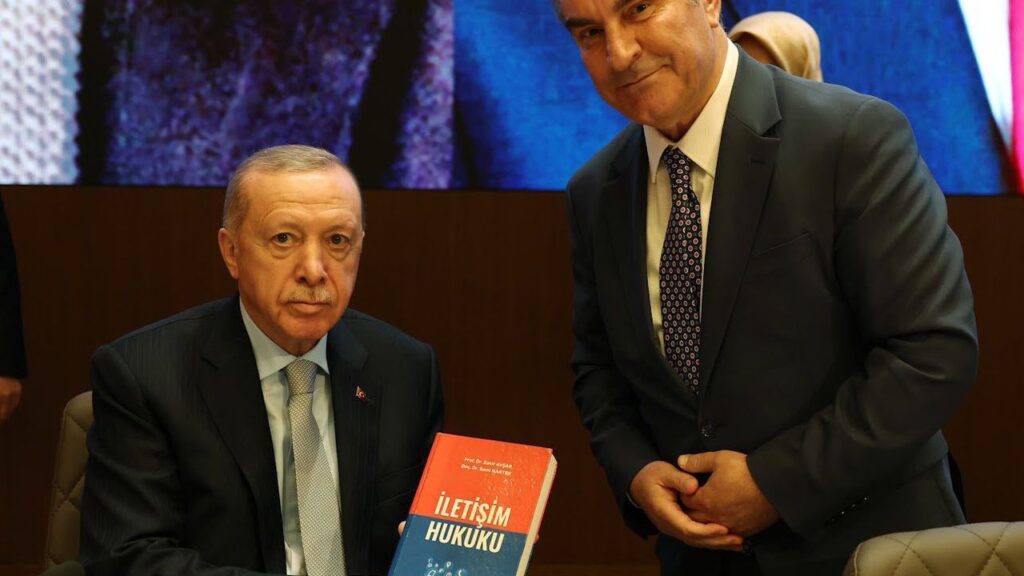 Prof. Dr. Zakir Avşar’dan Cumhurbaşkanına kitap takdimi