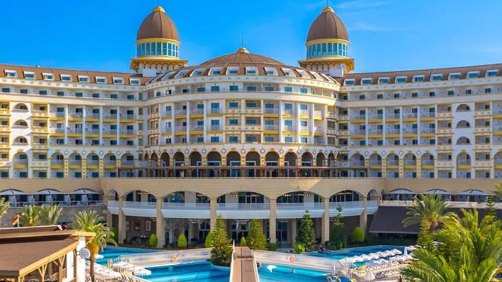 Antalya’da turist sayısı alarm veriyor: Belediyenin eksikleri krizi derinleştiriyor – Birlik Haber Ajansı