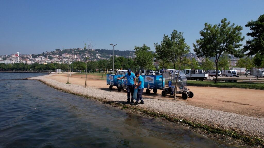 Kocaeli Büyükşehir Belediyesi sahilleri temiz tutmak için çalışıyor – Birlik Haber Ajansı