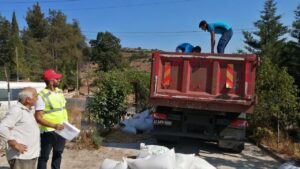 Kocaeli Belediyesi üreticiye tavuk yemi ve ekipman desteği – Birlik Haber Ajansı