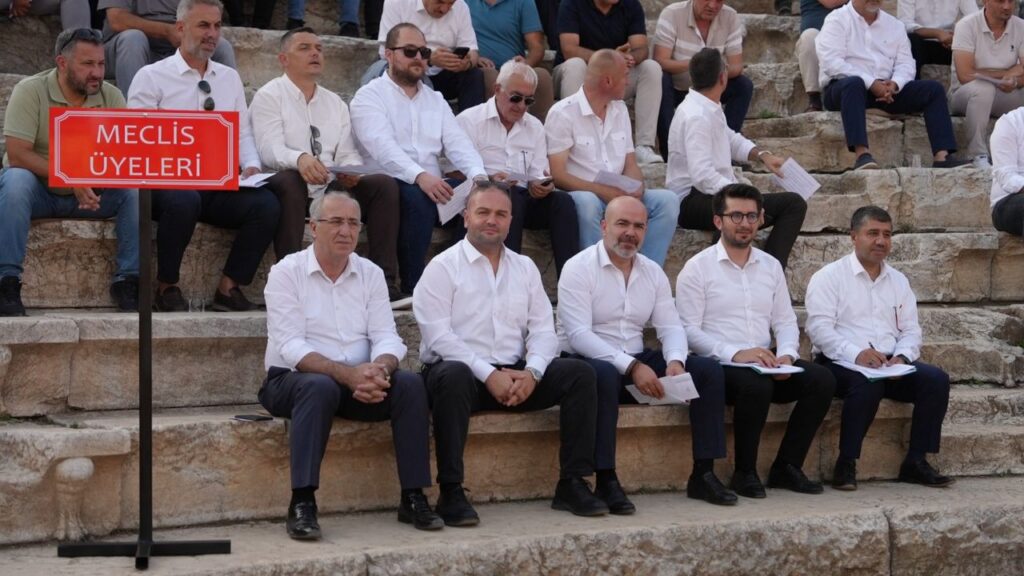 Tarihi Konuralp Amfi Tiyatro’da Belediye Meclis toplantısı yapıldı – Birlik Haber Ajansı