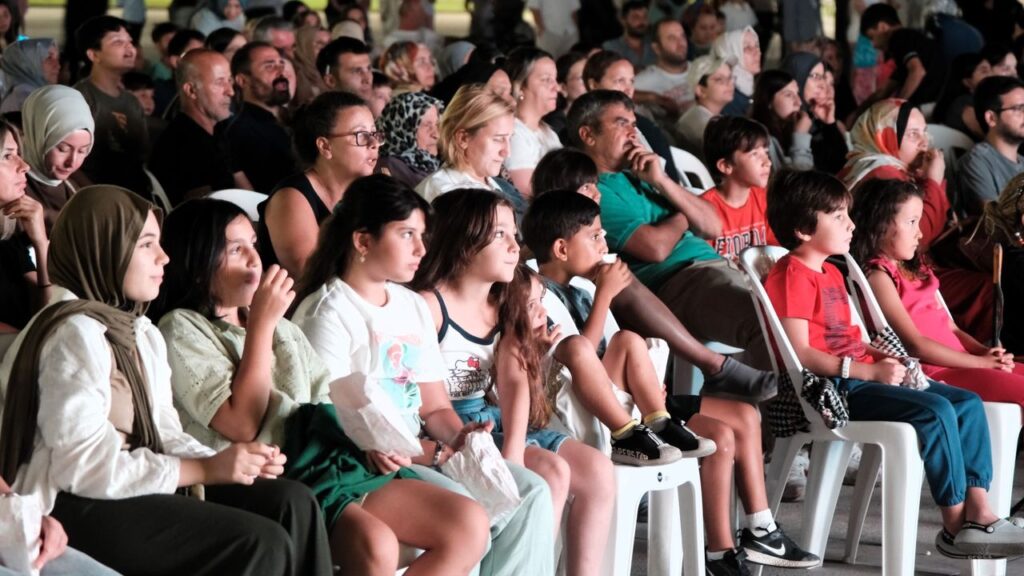 Kocaelililer, en güzel filmleri İzmit’in kalbinde izliyor; Milli İrade Meydanı, sinemaseverlerin adresi oldu – Birlik Haber Ajansı