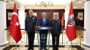 Bakan Güler, Kara Kuvvetleri Komutanlığı’ndaki devir-teslim törenine katıldı – Birlik Haber Ajansı