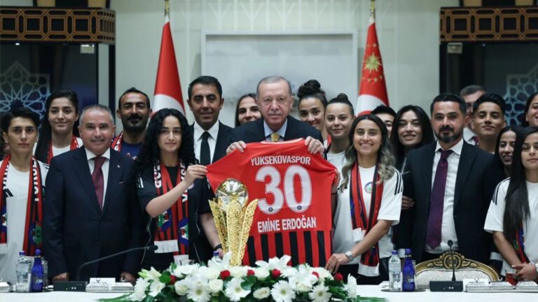 Cumhurbaşkanı Erdoğan, Yüksekovaspor Kadın Futbol Takımı’nı ağırladı – Birlik Haber Ajansı