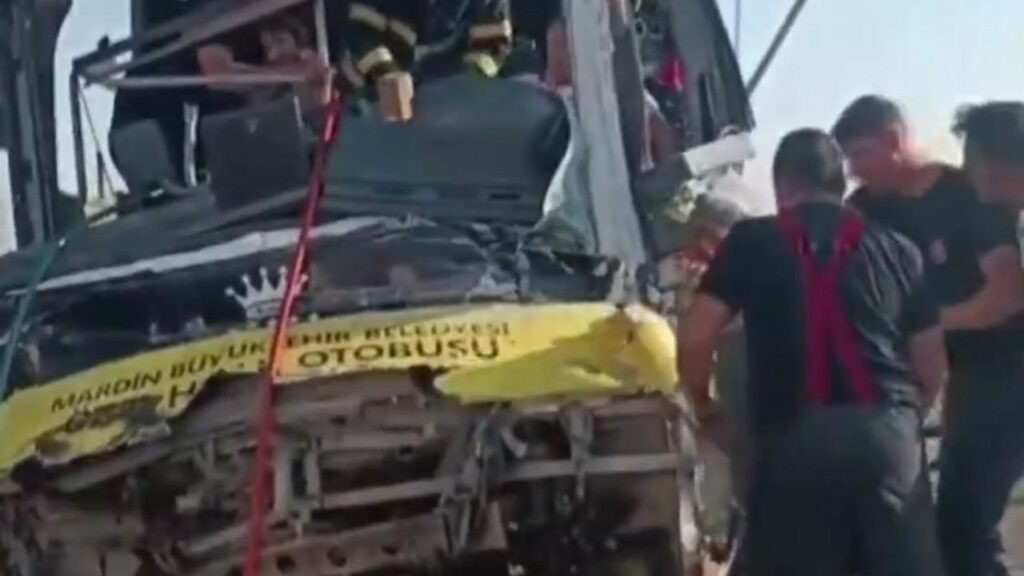 Mardin’de halk otobüsü ile tır çarpıştı: 1 ölü, 9 yaralı – Birlik Haber Ajansı