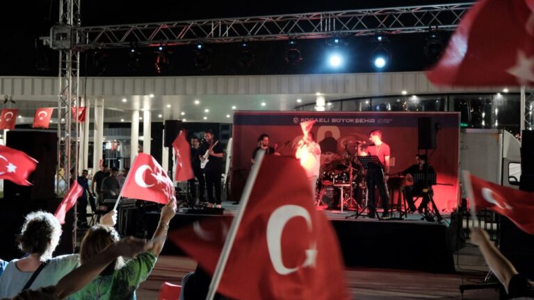 30 Ağustos coşkusu “Kahramanların İzinde” konseriyle başladı; Zafer meşalesi Milli İrade Meydanı’nda yakıldı – Birlik Haber Ajansı