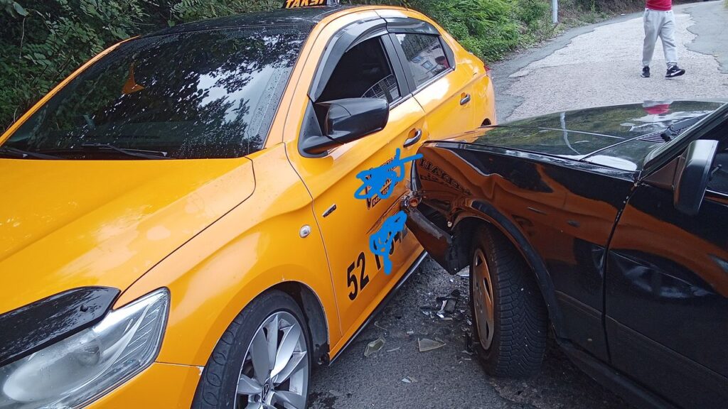 Tehlikeli yokuşta kaza: Tofaş ve taksi çarpıştı – Birlik Haber Ajansı