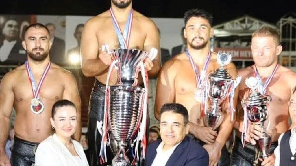 Balıkesir Büyükşehir Belediyesporlu Enes Doğan Elmalı’nın 2. kez Başpehlivanı oldu – Birlik Haber Ajansı