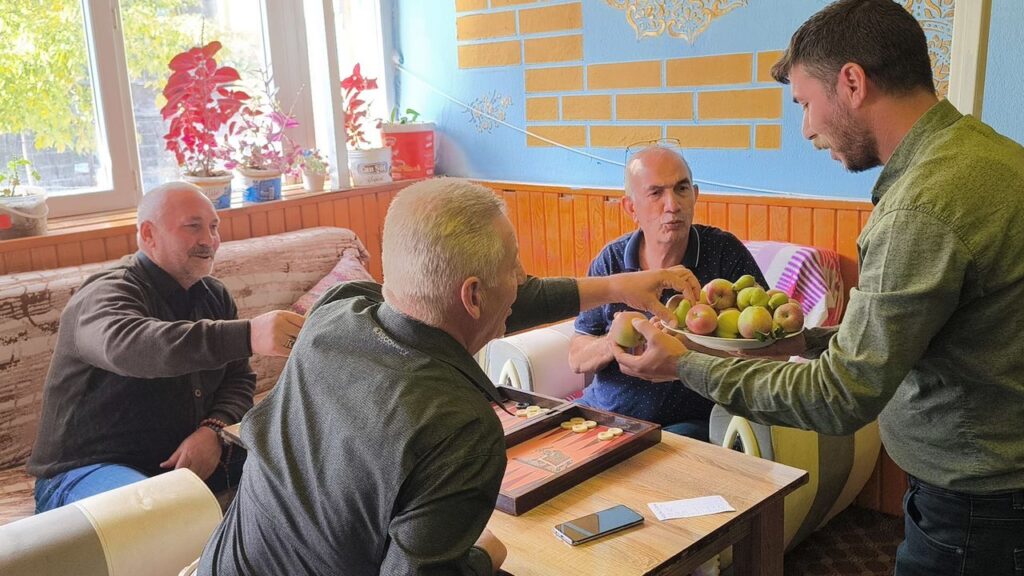 İşyerinde Meyve Ağacından aldığı hasadı müşterilerine ikram etti – Birlik Haber Ajansı