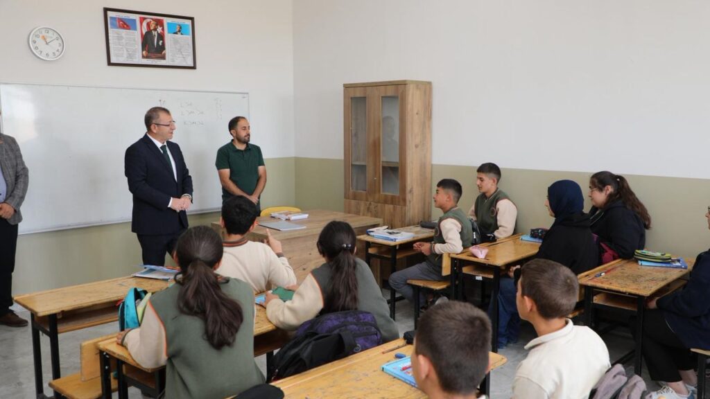 Kars Valisi Ziya Polat’tan İstiklal Ortaokulu’na Ziyaret – Birlik Haber Ajansı