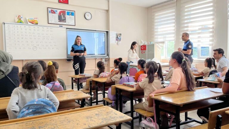 Kars Emniyet Müdürlüğü’nden öğrencilere güvenlik eğitimi desteği – Birlik Haber Ajansı