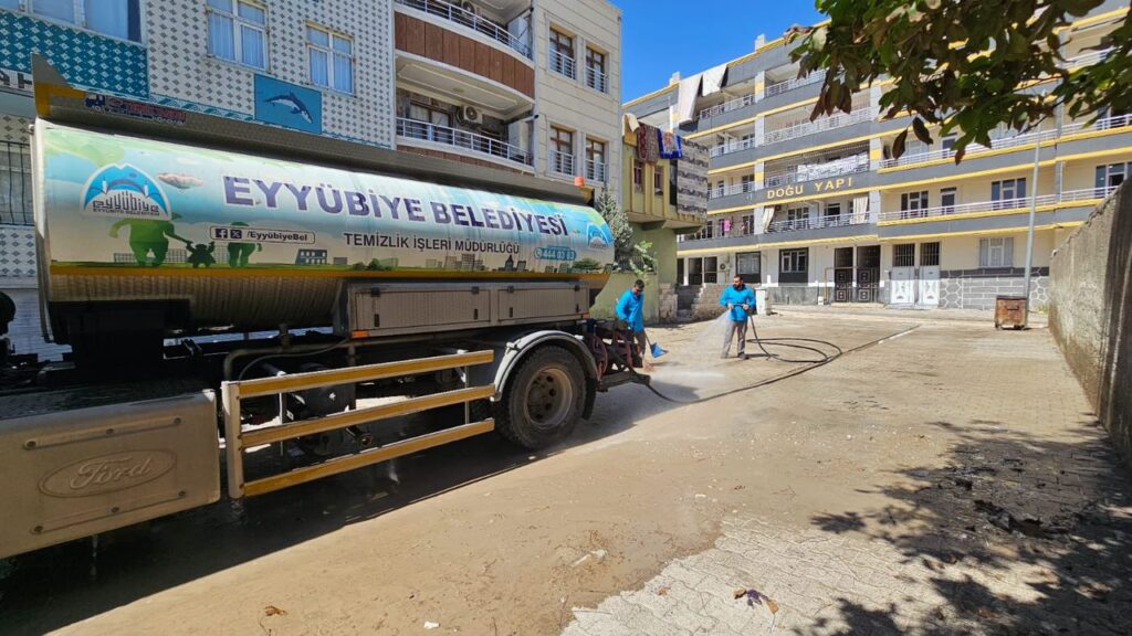 Geceyi gündüze katan temizlik ekibi, Eyyübiye’yi baştan aşağı temizliyor – Birlik Haber Ajansı