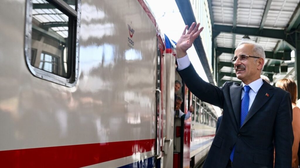 Turistik Karaelmas Treni Seferlere Başlıyor – Birlik Haber Ajansı