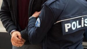 Kızını sosyal medya yayınında oynatan baba gözaltında