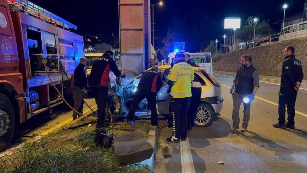 Kontrolden çıkan otomobil üst geçide çarptı: 2 genç hayatını kaybetti – Birlik Haber Ajansı