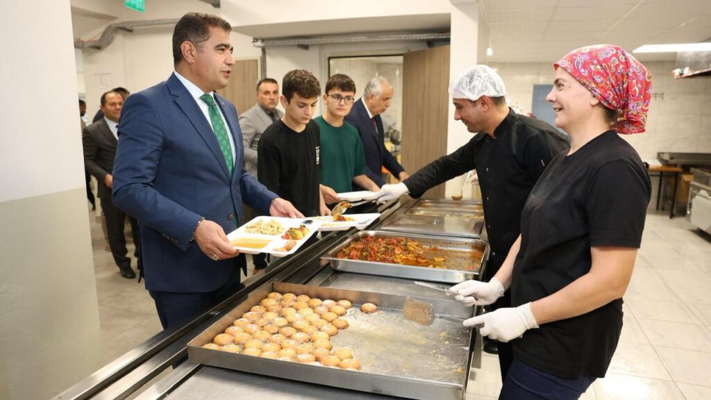 Vali Aslan Lise öğrencileriyle birlikte yemek yedi – Birlik Haber Ajansı