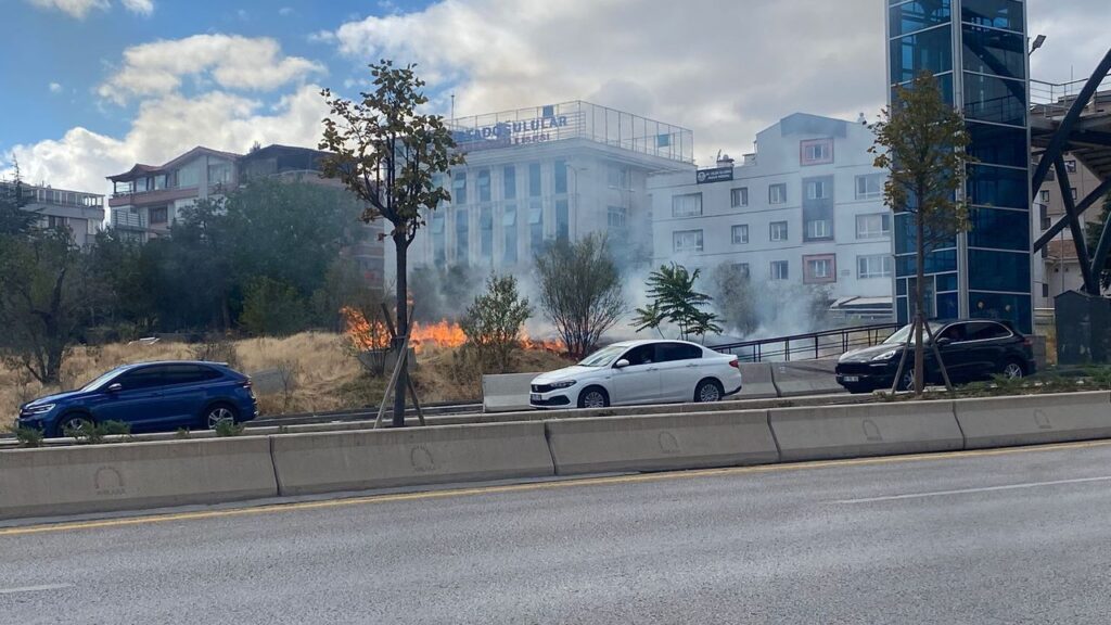 Ankara’da boş arazide yangın çıktı