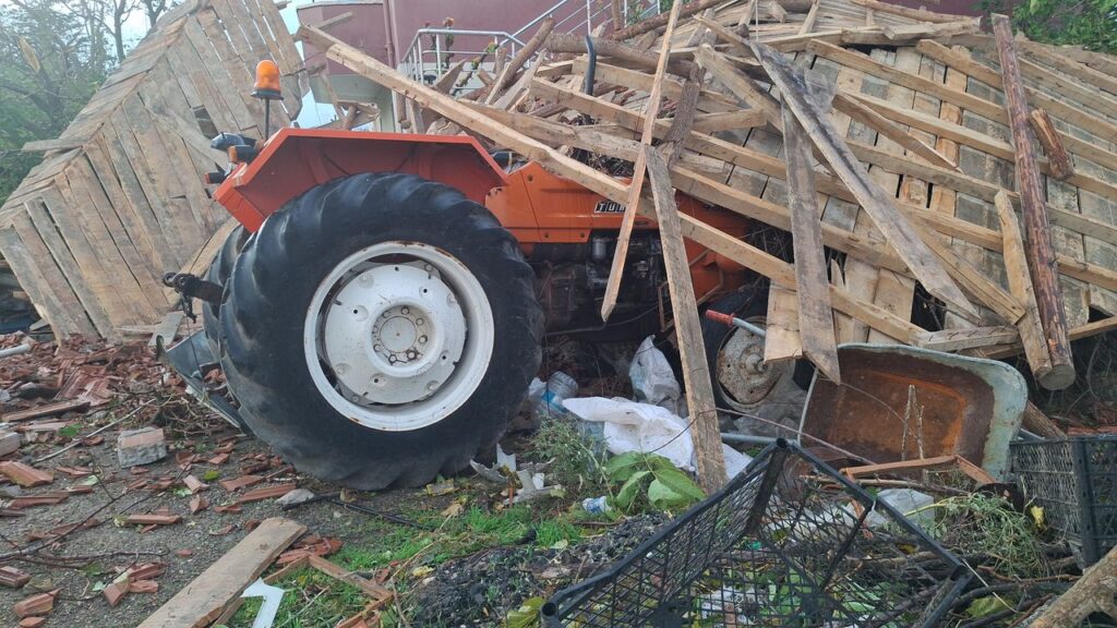 Beypazarı’nda Hortum evlerin ve ağılların çatısını uçurdu – Birlik Haber Ajansı