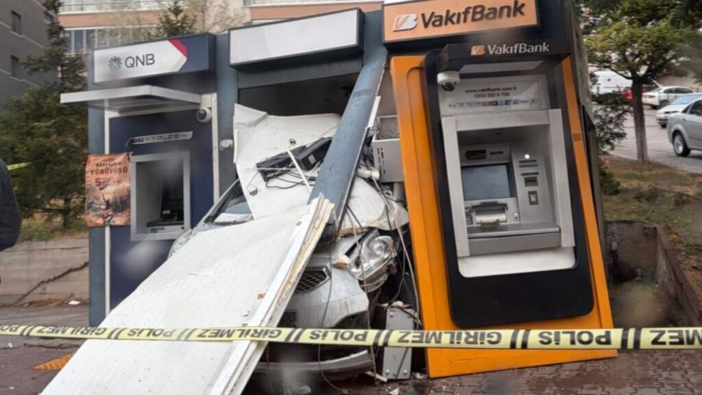 Ankara’da kaygan yolda kaza: Otomobil ATM’ye girdi – Birlik Haber Ajansı