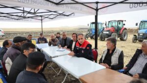 Kars Tarım İl Müdürü Enver Aydın, Başgedikler Köyü Merası’nda yetiştiricilerle bir araya geldi – Birlik Haber Ajansı