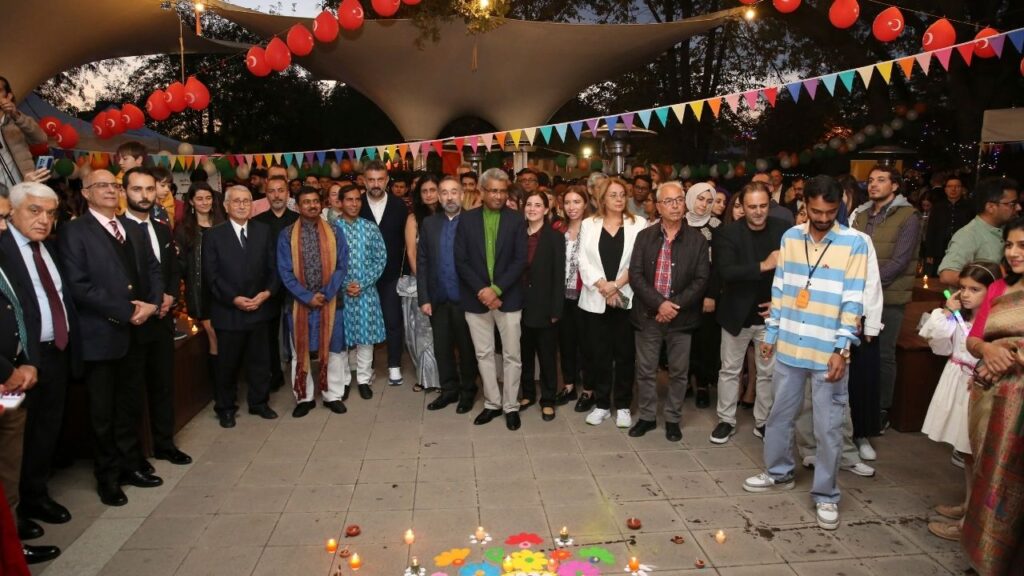 Divali coşkusu Gençlik Parkı’nda yaşandı – Birlik Haber Ajansı