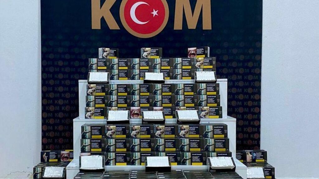 Kars’ta 36 plakalı bir yolcu otobüsünün bagajında 100 bin adet kaçak makaron ele geçirildi – Birlik Haber Ajansı