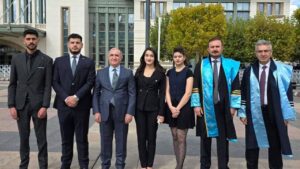 Kafkas Üniversitesi Rektörü Prof. Dr. Hüsnü Kapu, 2025–2026 Akademik Yılı Açılış Töreni’ne katıldı – Birlik Haber Ajansı