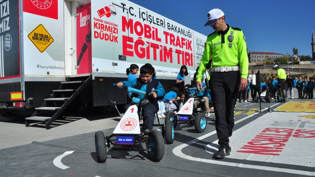 Mobil Trafik Eğitim TIR’ı Kars’ta öğrencilerle buluştu – Birlik Haber Ajansı