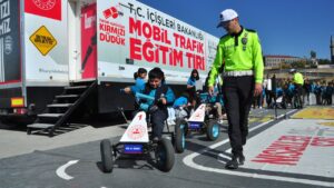 Mobil Trafik Eğitim TIR’ı Kars’ta öğrencilerle buluştu – Birlik Haber Ajansı