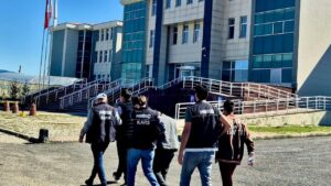 Kars’ta Uyuşturucu Operasyonu: 3 Şüpheli Tutuklandı – Birlik Haber Ajansı
