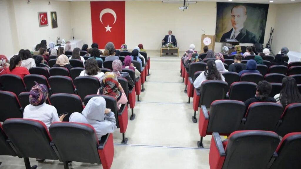 İl Müdürü Başköylü, yurt öğrencileriyle kariyer günleri kapsamında bir araya geldi – Birlik Haber Ajansı