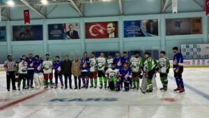Kars’ta buzun üzerinde nefes kesen gece! buz hokeyi ve sürat pateni gösterileri büyük ilgi gördü – Birlik Haber Ajansı