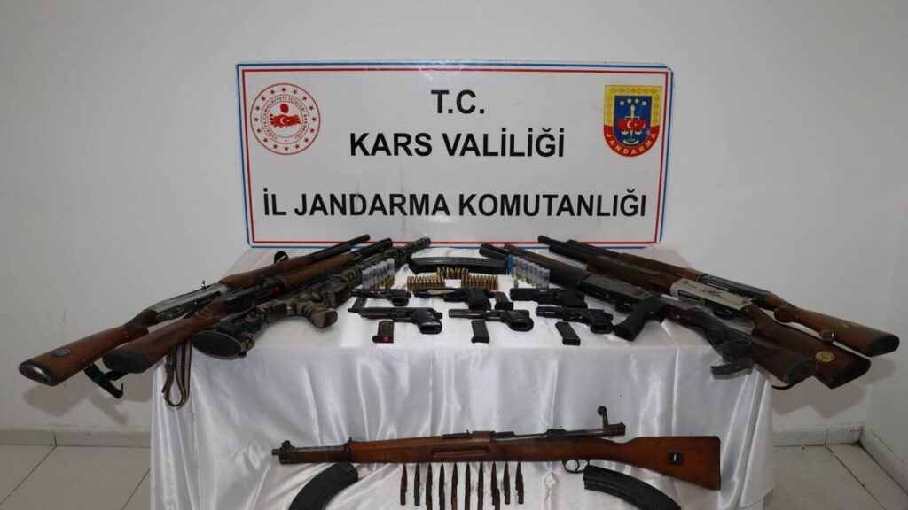 Kars’ta jandarmadan ruhsatsız silah ve aranan şahıslara yönelik operasyon – Birlik Haber Ajansı