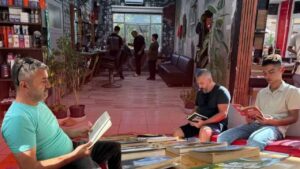 Serik’te kitapsever esnaf: Müşteriler sıra beklerken kitap okuyor – Birlik Haber Ajansı