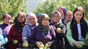 Başkan Caran, kadın çiftçiler günü’nde emekçi kadınlarla hasada katıldı – Birlik Haber Ajansı