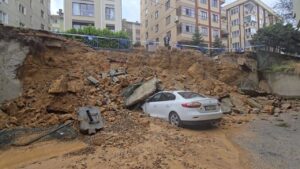 İstanbul istinat duvarı park halindeki araçların üzerine çöktü – Birlik Haber Ajansı