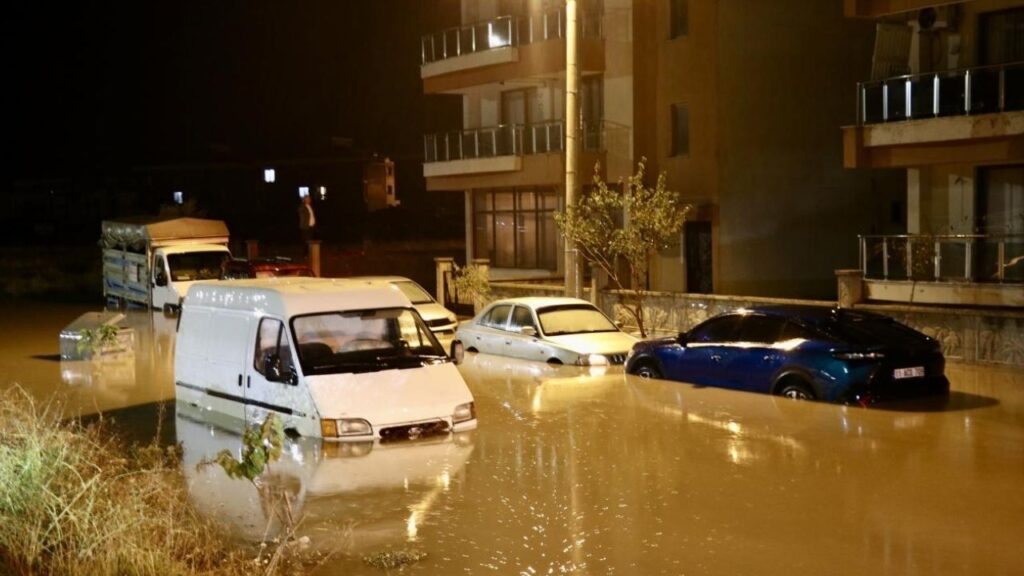 İzmir Bergama’da sağanak yaşamı felç etti – Birlik Haber Ajansı