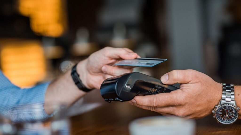 İzmir’de ortalama her yetişkinin üzerinde 100 bin lira borç var! – Birlik Haber Ajansı